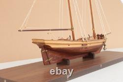 Maquette de bateau SWIFT Virginia Pilot Boat 1805 terminée avec vitrine d’exposition