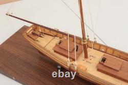 Maquette de bateau SWIFT Virginia Pilot Boat 1805 terminée avec vitrine d’exposition