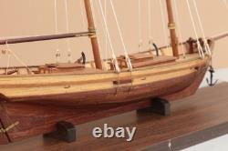 Maquette de bateau SWIFT Virginia Pilot Boat 1805 terminée avec vitrine d’exposition