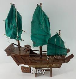 Maquette de bateau jonque chinoise en bois vintage
