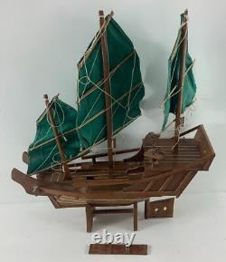 Maquette de bateau jonque chinoise en bois vintage