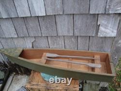 Maquette de chasse de skiff vintage en bois avec avirons