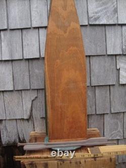 Maquette de chasse de skiff vintage en bois avec avirons