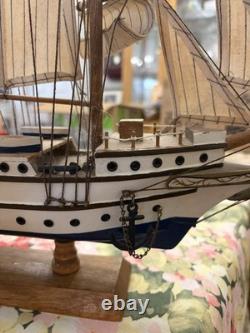 Maquette de voilier clipper en bois vintage à 4 mâts, 17,5 pouces de hauteur, modèle de bateau à voile 21
<br/>