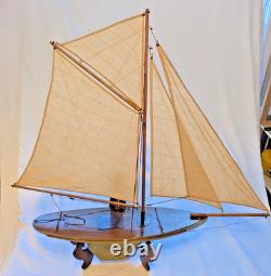 Maquette de yacht de bassin vintage en bois, coque de 20, gréement en laiton, voiles en coton