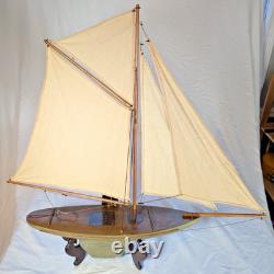 Maquette de yacht de bassin vintage en bois, coque de 20, gréement en laiton, voiles en coton