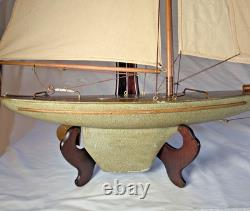 Maquette de yacht de bassin vintage en bois, coque de 20, gréement en laiton, voiles en coton