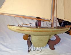 Maquette de yacht de bassin vintage en bois, coque de 20, gréement en laiton, voiles en coton