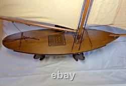 Maquette de yacht de bassin vintage en bois, coque de 20, gréement en laiton, voiles en coton Maquette de yacht de bassin vintage en bois, coque de 20, gréement en laiton, voiles en coton