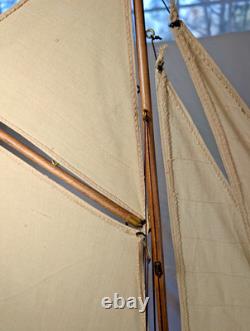 Maquette de yacht de bassin vintage en bois, coque de 20, gréement en laiton, voiles en coton Maquette de yacht de bassin vintage en bois, coque de 20, gréement en laiton, voiles en coton