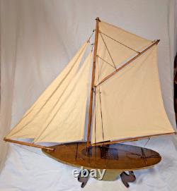 Maquette de yacht de bassin vintage en bois, coque de 20, gréement en laiton, voiles en coton
