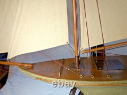 Maquette de yacht de bassin vintage en bois, coque de 20, gréement en laiton, voiles en coton