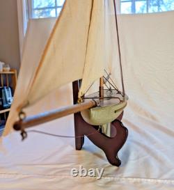 Maquette de yacht de bassin vintage en bois, coque de 20, gréement en laiton, voiles en coton