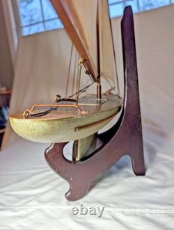 Maquette de yacht de bassin vintage en bois, coque de 20, gréement en laiton, voiles en coton