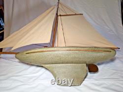 Maquette de yacht de bassin vintage en bois, coque de 20, gréement en laiton, voiles en coton