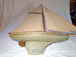 Maquette de yacht de bassin vintage en bois, coque de 20, gréement en laiton, voiles en coton