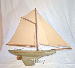Maquette de yacht de bassin vintage en bois, coque de 20, gréement en laiton, voiles en coton