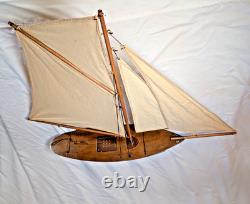 Maquette de yacht de bassin vintage en bois, coque de 20, gréement en laiton, voiles en coton