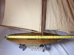 Maquette de yacht de bassin vintage en bois, coque de 20, gréement en laiton, voiles en coton Maquette de yacht de bassin vintage en bois, coque de 20, gréement en laiton, voiles en coton