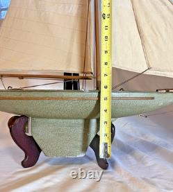 Maquette de yacht de bassin vintage en bois, coque de 20, gréement en laiton, voiles en coton
