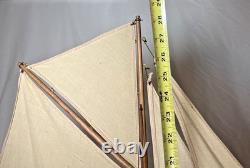 Maquette de yacht de bassin vintage en bois, coque de 20, gréement en laiton, voiles en coton