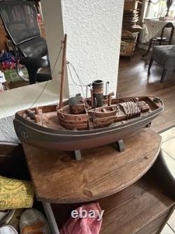 Maquette en bois du remorqueur Danube VI de la marine avec support
