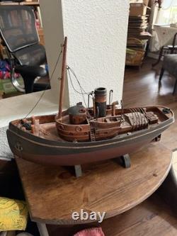 Maquette en bois du remorqueur Danube VI de la marine avec support