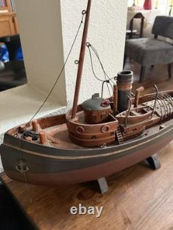 Maquette en bois du remorqueur Danube VI de la marine avec support