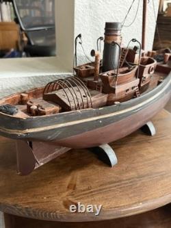 Maquette en bois du remorqueur Danube VI de la marine avec support