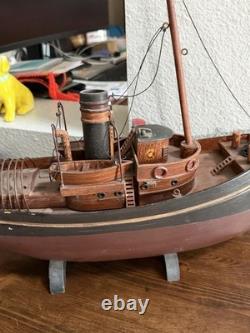 Maquette en bois du remorqueur Danube VI de la marine avec support