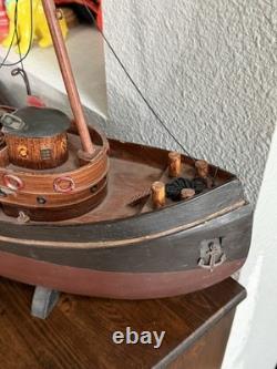 Maquette en bois du remorqueur Danube VI de la marine avec support