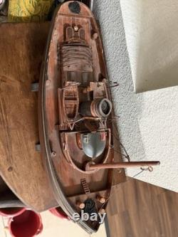 Maquette en bois du remorqueur Danube VI de la marine avec support