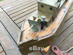 Modèle Bateau En Bois Sculpté, Mouvement D'horlogerie. Début Du 20ème Siècle