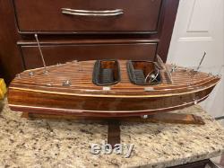 Modèle Chris Craft Bateau de vitesse en bois 1940 Barrel Back 19 pieds. Runabout sur mesure