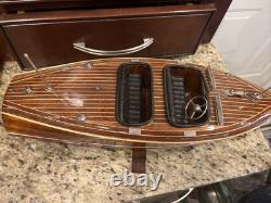 Modèle Chris Craft Bateau de vitesse en bois 1940 Barrel Back 19 pieds. Runabout sur mesure