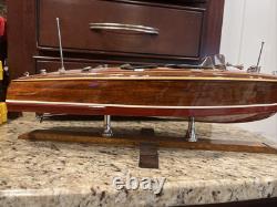 Modèle Chris Craft Bateau de vitesse en bois 1940 Barrel Back 19 pieds. Runabout sur mesure