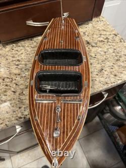 Modèle Chris Craft Bateau de vitesse en bois 1940 Barrel Back 19 pieds. Runabout sur mesure