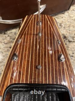 Modèle Chris Craft Bateau de vitesse en bois 1940 Barrel Back 19 pieds. Runabout sur mesure