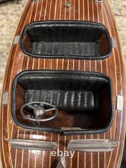 Modèle Chris Craft Bateau de vitesse en bois 1940 Barrel Back 19 pieds. Runabout sur mesure