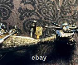 Modèle De Bateau Dragon En Argent Chinois Sur La Base En Bois