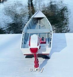 Modèle Skiff Avec Miniature Red Johnson Outboard Et Réservoir De Gaz Correspondant