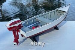 Modèle Skiff Avec Miniature Red Johnson Outboard Et Réservoir De Gaz Correspondant
