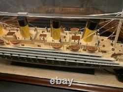 Modèle Titanic Avec Vitrine + Éclairage (38x13x9) Rare Collector’s Model