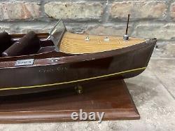 Modèle de Bateau Runabout Chris Craft en Bois Vintage de 25 pieds de long des années 1930 - Réplique