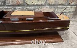 Modèle de Bateau Runabout Chris Craft en Bois Vintage de 25 pieds de long des années 1930 - Réplique