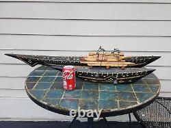 Modèle de bateau catamaran en bois souvenir de Tonga des années 50 + marins équilibrés