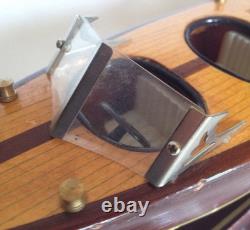 Modèle de bateau classique en bois. Woody avec détails en laiton. Prêt à être exposé.