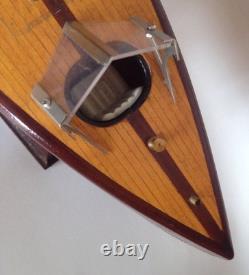 Modèle de bateau classique en bois. Woody avec détails en laiton. Prêt à être exposé.