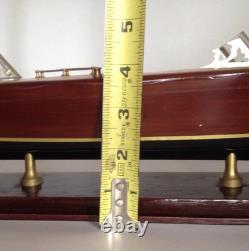 Modèle de bateau classique en bois. Woody avec détails en laiton. Prêt à être exposé.