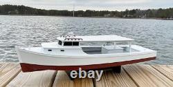 Modèle de bateau de travail Deadrise de la baie de Chesapeake, toit rigide, version 2, entièrement assemblé